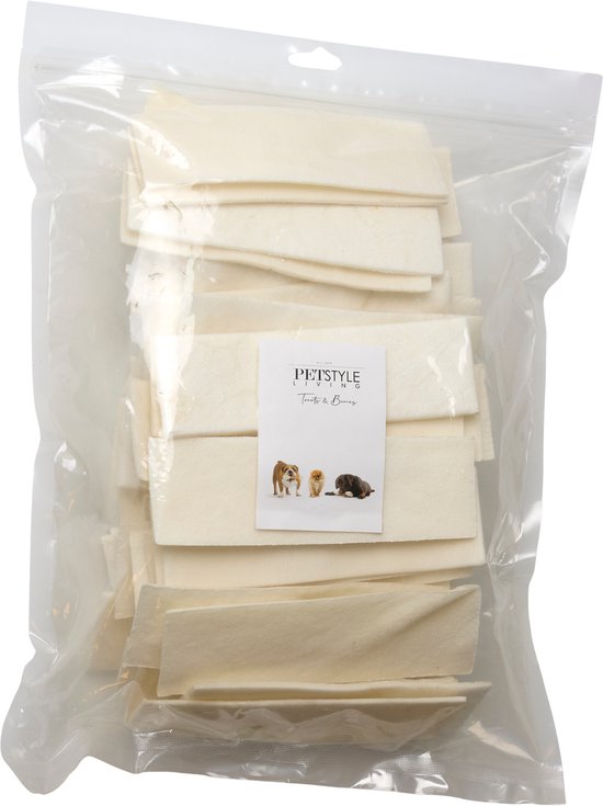 Een doorzichtige zak gevuld met lichtbeige runderhuidchips, met een label met hondenafbeeldingen.