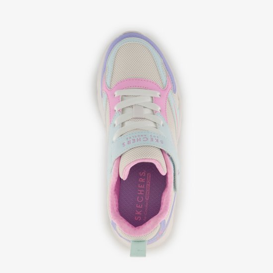 Bovenkant van een meisjessneaker met klittenbandsluiting. Pastelkleuren paars, roze en mintgroen. Mesh en synthetisch materiaal. Skechers logo.