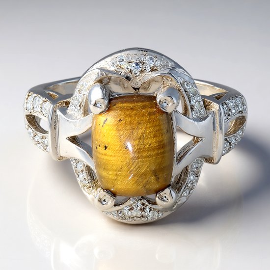 Zilveren ring met bruine tijgeroog edelsteen en 26 witte topazen. De band is gedetailleerd met gesimuleerde diamanten en heeft een brede, opengewerkte structuur.