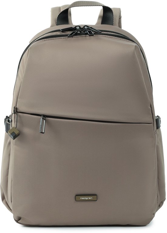 Vooraanzicht van een beige rugzak met ritsen, een logo en een decoratieve hanger.