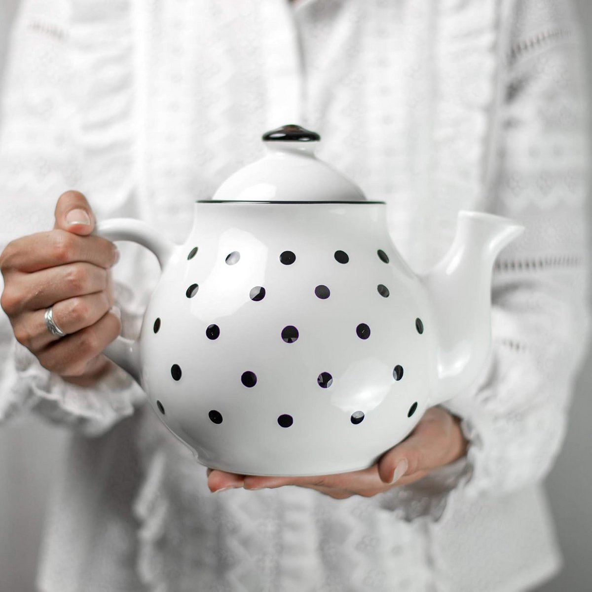 Grote Keramische Theepot met Stippen Patroon - Zwart Wit - 1.7L - Handgemaakt