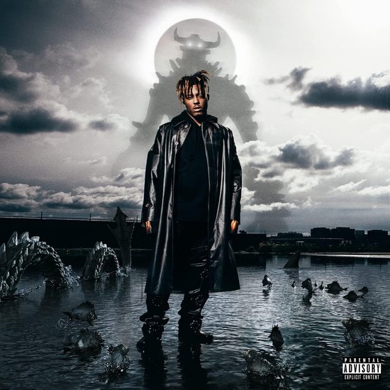 Juice WRLD in een zwarte leren jas en broek, staand in het water met een demonische figuur op de achtergrond onder een volle maan.