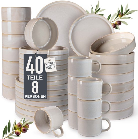 Een 40-delige servies set voor 8 personen in grijs aardewerk, bestaande uit gestapelde borden, schalen en mokken. Inclusief olijftakken.