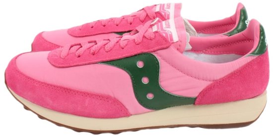 Roze Saucony sneakers met groene accenten en veters.