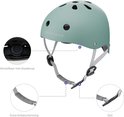 Zalmgroene kinderhelm met verstelbare draaiknop, extra kinbescherming en slot.