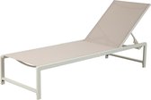Beige ligbed met een verstelbare rugleuning op een wit frame, liggend op een betegeld terras.