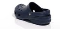 Crocs Clog bleu marine, vu de derrière avec réflexion.