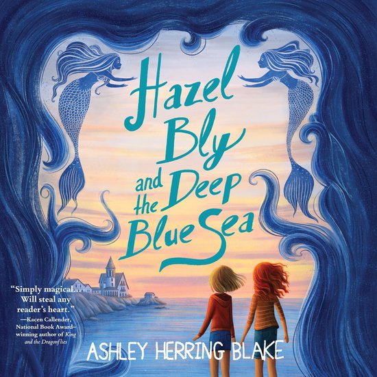 Boekomslag met de titel "Hazel Bly and the Deep Blue Sea". Twee meisjes kijken uit over de oceaan naar een stad aan de kust. De titel is geschreven in een golvend, blauw lettertype. Twee zeemeerminnen flankeren de titel.
