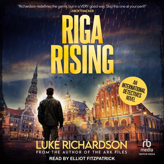 Boekomslag voor 'Riga Rising' van Luke Richardson. Een man staat met de rug naar de kijker toe, kijkend naar een verlicht stadsgezicht bij nacht, met gebouwen die op Riga lijken. De titel 'RIGA RISING' is in grote gele letters boven de afbeelding.