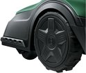 Detailopname van de grote, zwarte, ster-vormige wiel van een Bosch robotmaaier.