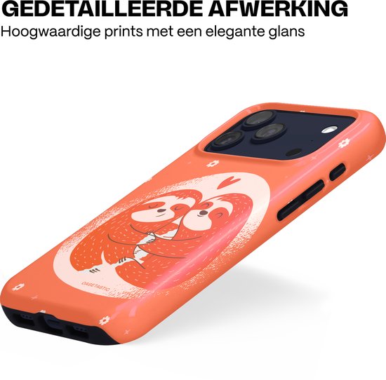 Oranje telefoonhoes met twee luiaards die elkaar omhelzen, kleine bloemetjes en een hartje, schuin van voren.