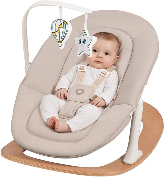 Baby in beige wipstoel met speelboog met ster en luchtballon. De stoel heeft een 5-puntsgordel en houten frame.