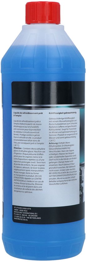 Blauwe koelvloeistof in een doorzichtige plastic fles met rode dop. Het label heeft tekst in het Frans en Duits.