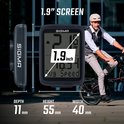 Afmetingen van een zwarte Sigma fietscomputer, naast een man op een vouwfiets. Scherm toont '21.6 KMH' en '10.34 Avg Speed'.