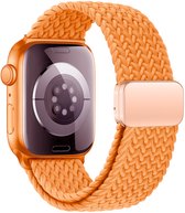 Achterkant van oranje gevlochten band met roségouden gesp voor Apple Watch.
