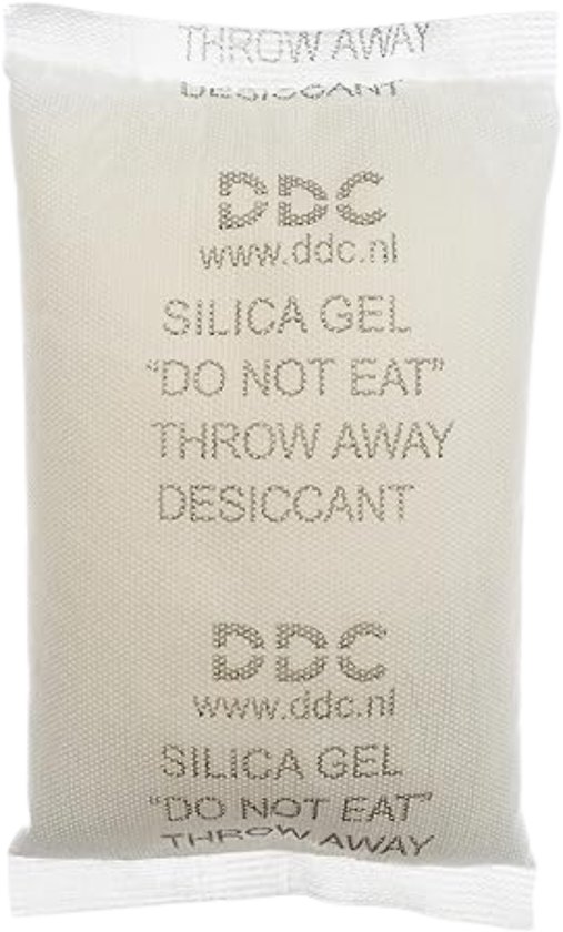 Een DDC silicagel zakje met de tekst 'DO NOT EAT'.