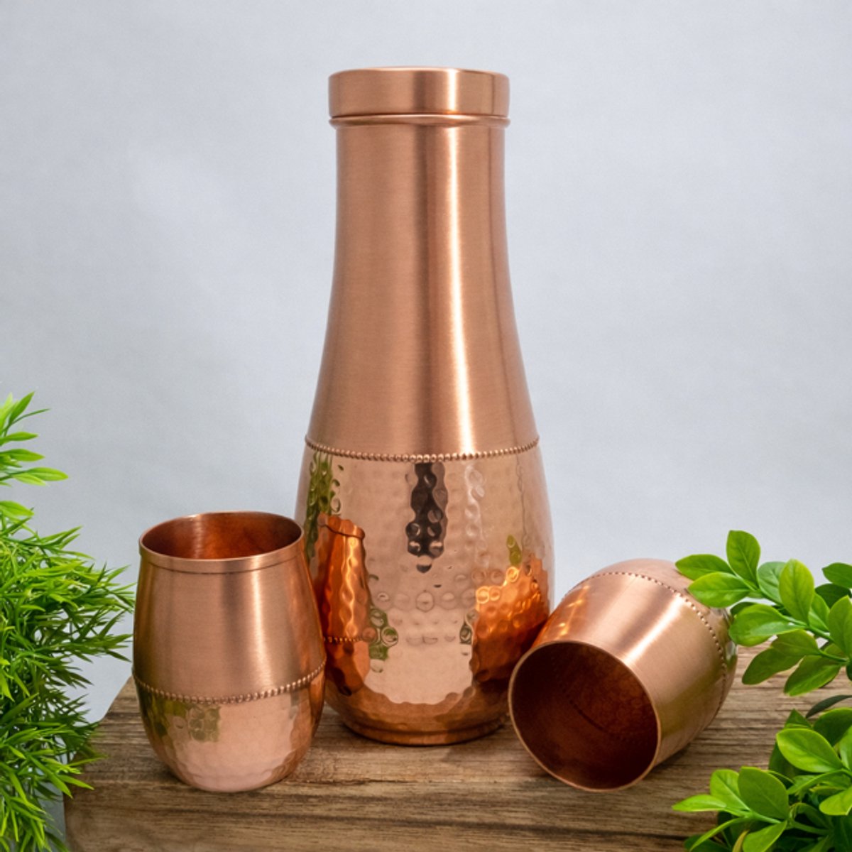 Puur koperen set van karaf druppelvorm gehamerd ± 950 ml met 2 bekers