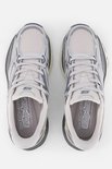 Zicht van bovenaf op zilverkleurige Skechers sneakers met mesh en metallic details.