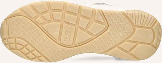 Onderkant van een licht beige sneaker met een gebroken witte zool en HUB-logo.