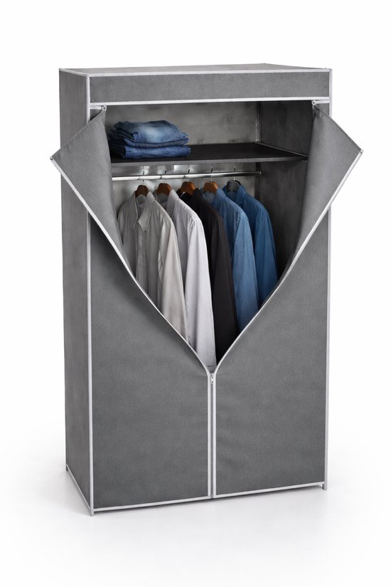 Grijze stoffen kledingkast met open rits, hangende kleding en een stapel jeans boven.