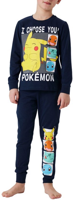Enfant en pyjama bleu marine Pokémon, avec Pikachu, Salamèche, Bulbizarre et Carapuce.