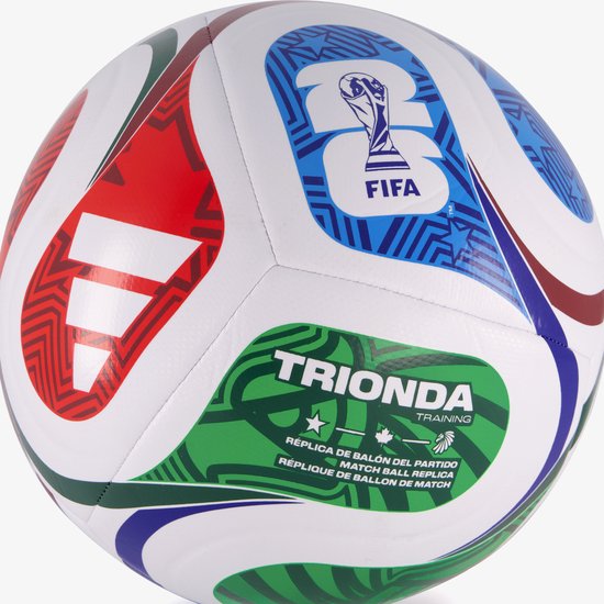 Wit voetbal met rode, groene, blauwe en bruine patronen. Het 'TRIONDA TRAINING' logo is zichtbaar.