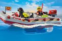 Brandweerboot met duiker, reddingshond en buitenboordmotor op het water.