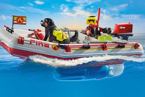 Brandweerboot met duiker, reddingshond en buitenboordmotor op het water.