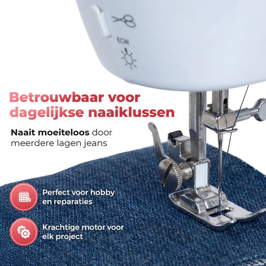 Close-up van het naaldgebied van een witte naaimachine die door denim naait.
