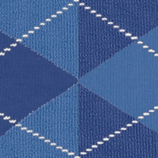 Detail van blauwe sokken met ruitpatroon in verschillende blauwtinten en grijs.