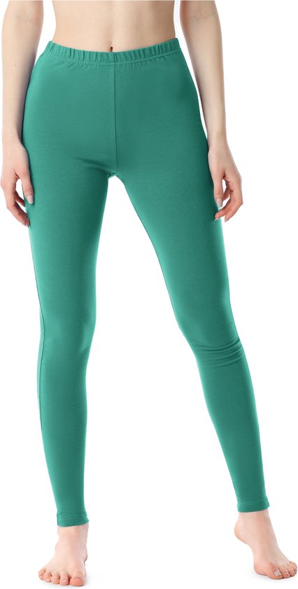 Close-up van een donker turkooizen legging, gedragen door een model, van voren gezien.