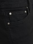 Detailopname van de voorkant van een zwarte jeans met knopen en zakken.