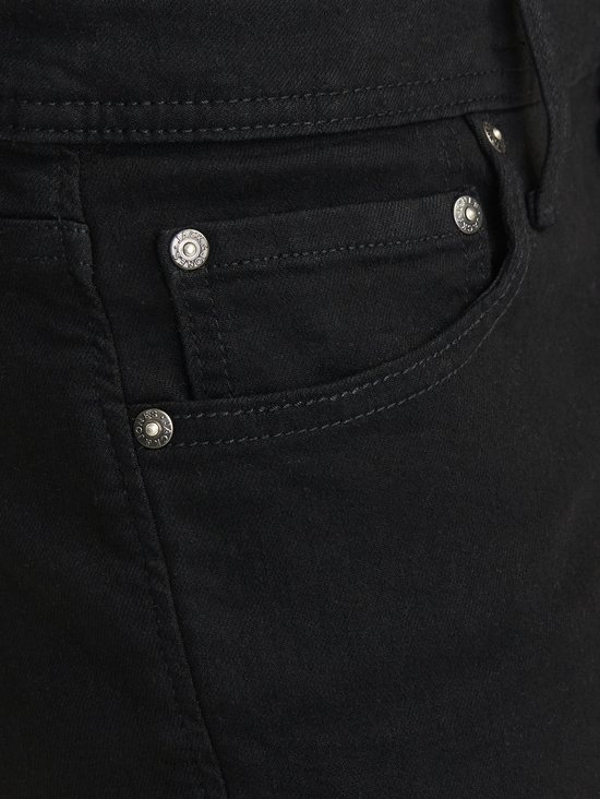 Detailopname van de voorkant van een zwarte jeans met knopen en zakken.