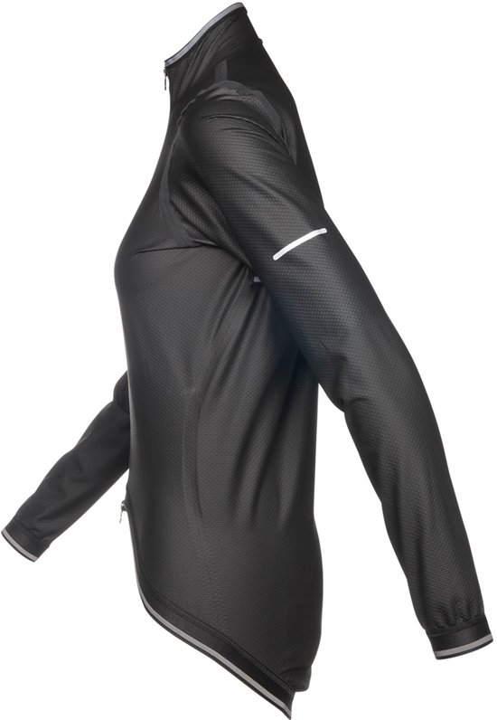 Zwarte fietsjas van de zijkant gezien, met reflecterende streep op de mouw.