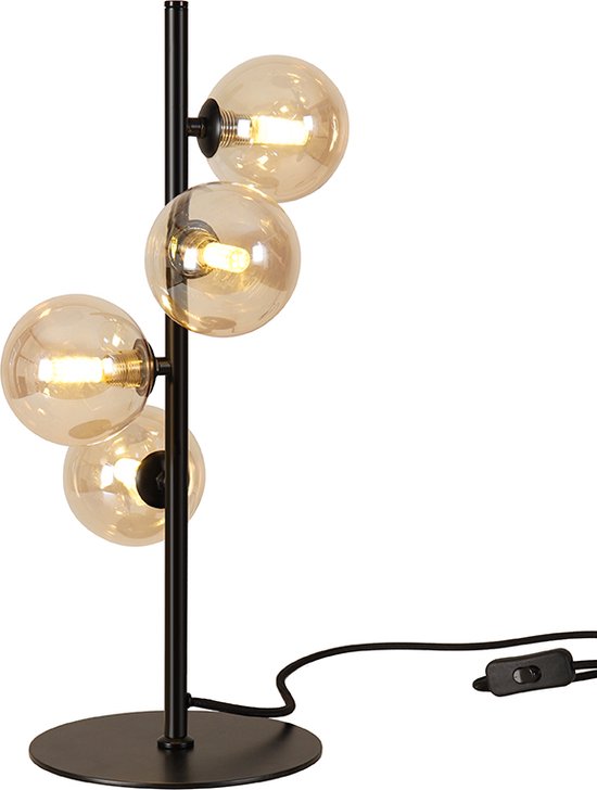 Lampe sur pied noire avec quatre abat-jours ronds en verre ambré éclairés.