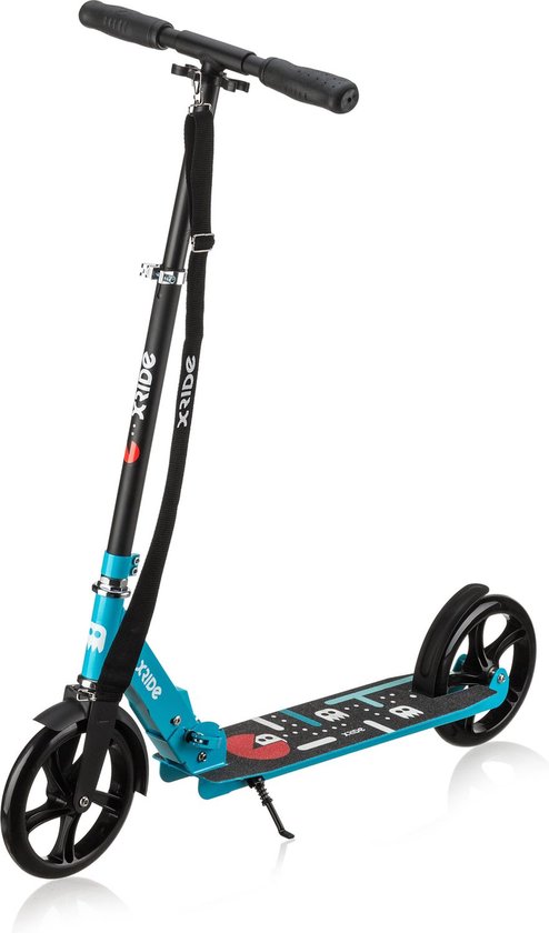 Lichtblauwe step met zwarte handvatten, draagband en wielen. Het deck heeft een patroon met rode cirkel en witte spoken.