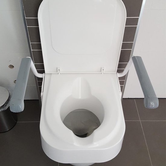 Bovenaanzicht van een witte toiletverhoger met grijze armleuningen.