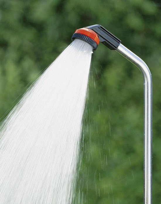 Zilveren tuindouche met oranje sproeikop die water sproeit.