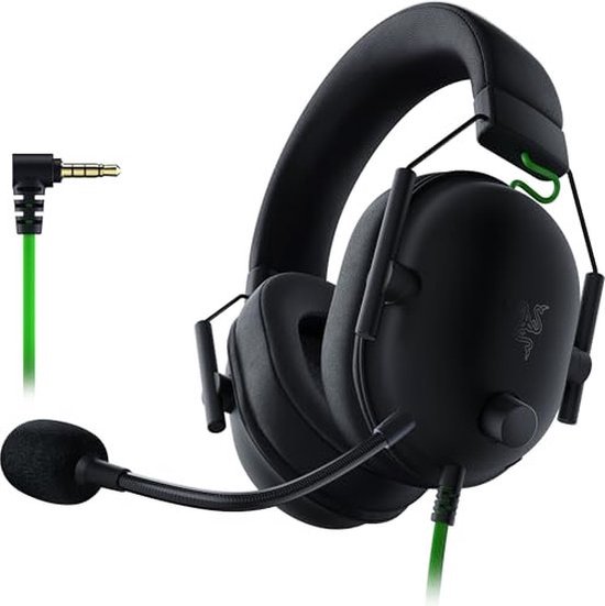 Zwarte gaming headset met groene kabel en microfoon, en aparte 3,5 mm jackplug.