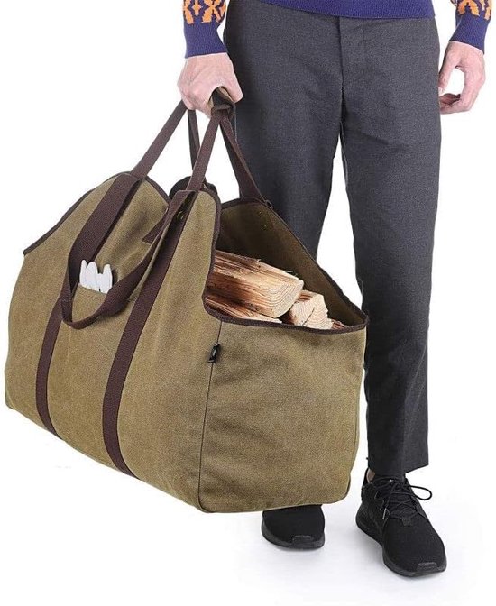 Grote, kaki canvas houtmand met bruine hengsels, gevuld met houtblokken, gedragen door een man.