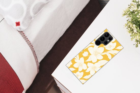 Telefoonhoesje Geschikt voor Samsung Galaxy S22 Ultra hoesje - Bloemen - Patroon - Geel - Wit - Siliconen Telefoonhoesje Telefoonhoesje
