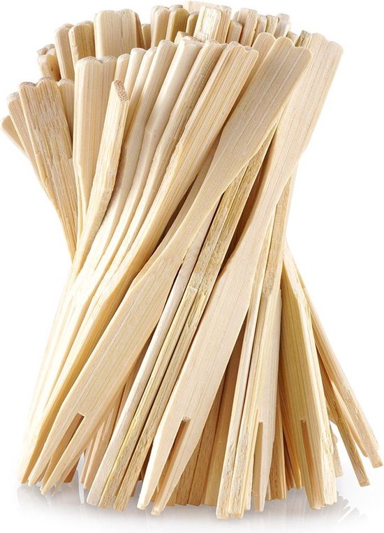 Een bos naturelkleurige bamboe snackvorkjes, gedraaid en rechtopstaand.