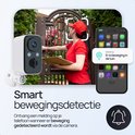 Slimme bewegingsdetectie: een beveiligingscamera filmt een bezorger bij een hek, telefoon geeft melding 'beweging in de tuin'.