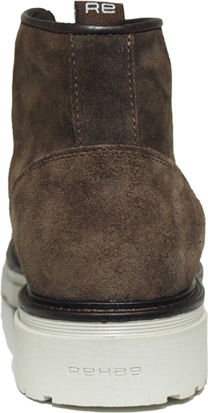 Achterkant van bruine suède veterboots met witte zool en Rehab logo.