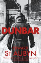 De rug van een man in een lange jas en hoed, met het woord DUNBAR in grote rode letters op de borst.
