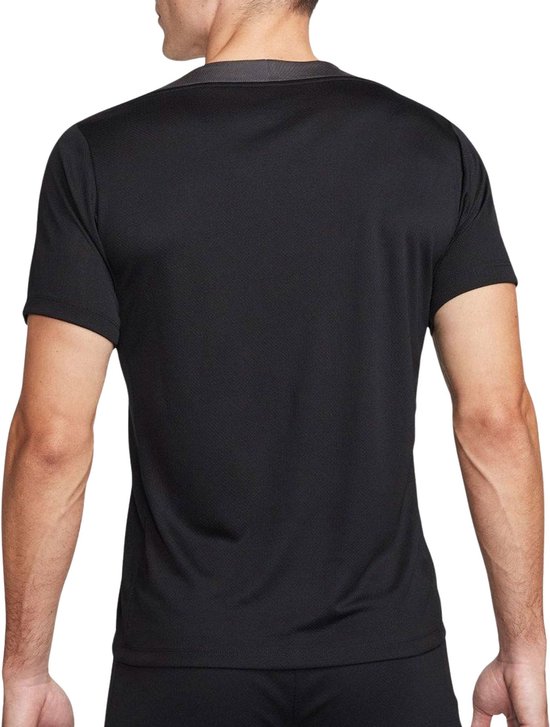 Achterkant van een zwart dri-fit sportshirt met donkergrijze details op de schouder.