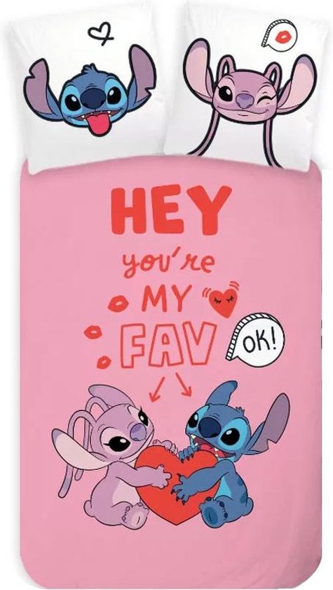 Roze dekbedovertrek met Stitch en Angel die een hart vasthouden, met de tekst "HEY you're MY FAV OK!". Twee kussenslopen met Stitch en Angel.
