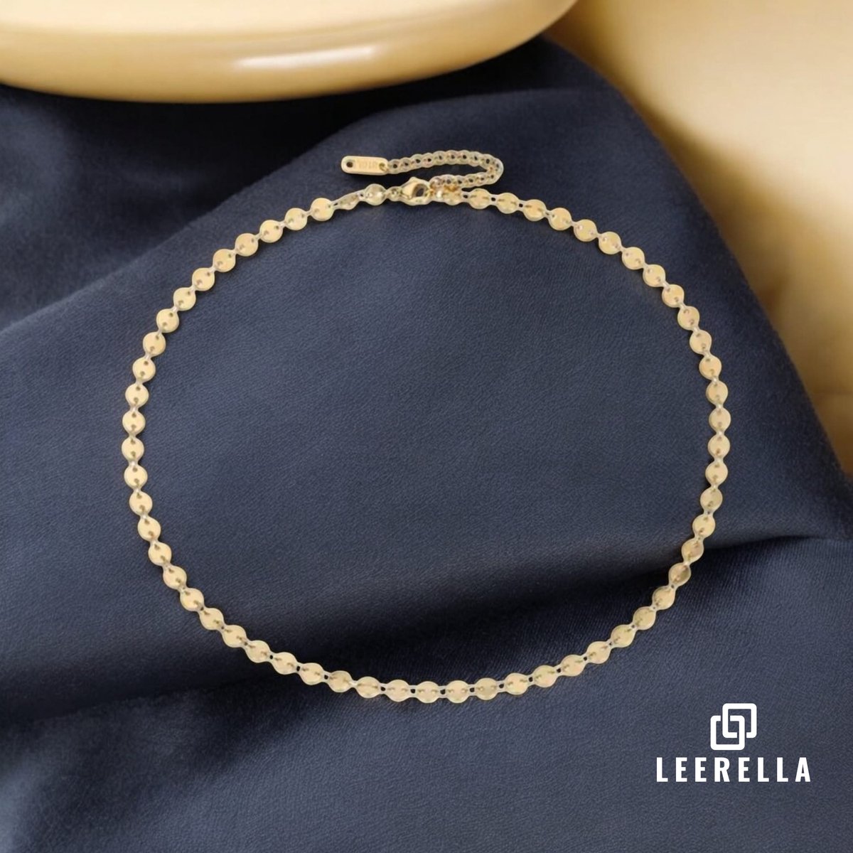 Leerella Vergulde cirkelketting van roestvrij staal Goudkleur – Minimalistische disc ronde coin choker – Luxe damesketting met verstelbare lengte 35+3 cm