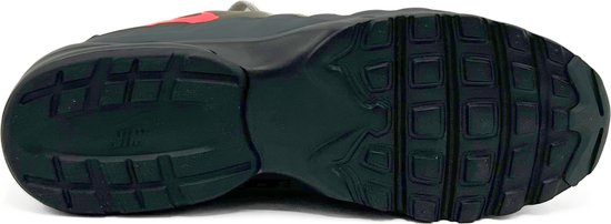 Zool van een grijze Nike Air Max Invigor sneaker met profiel.