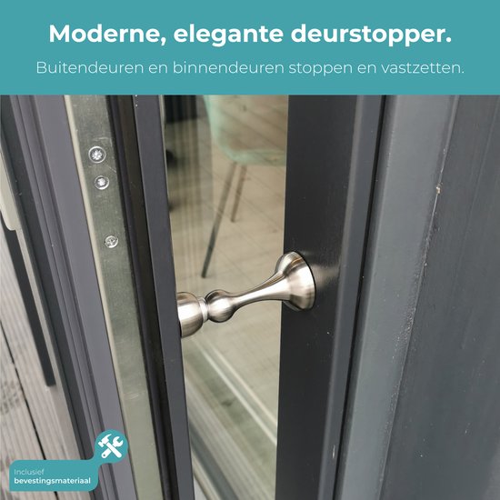 Moderne, elegante zilverkleurige deurstopper gemonteerd op een donkergrijze buitendeur.